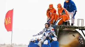 Chinesische Raumfahrer nach Rekordflug auf der Erde gelandet