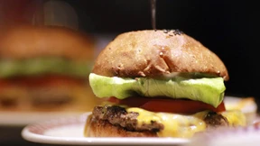 Ein Professor macht Burger aus dem Labor