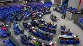 Was beschließt der Bundestag, um die Spritpreise zu dämpfen?
