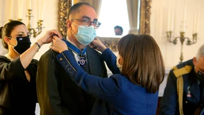 Die glänzende Glaspyramide hat Risse bekommen