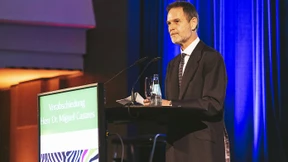 Casares geht mit einer Mahnung