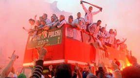 Fans verhaftet, Denkmal angeregt