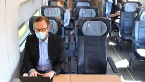 Maske hilft gegen Ansteckung im Zug