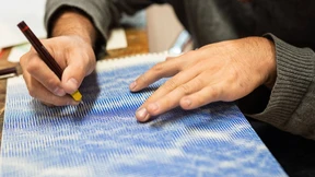 Wolken und sich schneidende Linien