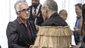 Regierungschef entschuldigt sich bei Missbrauchsopfern