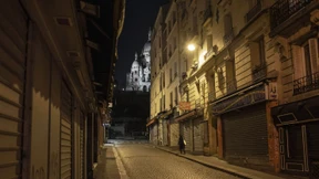 Dunkel stehen die Fassaden