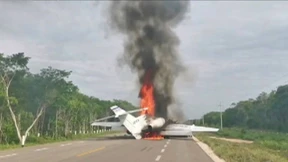 Drogen-Flugzeug landet auf Landstraße in Mexiko