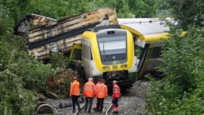 Zug nach Erdrutsch entgleist – mehrere Tote und Verletzte
