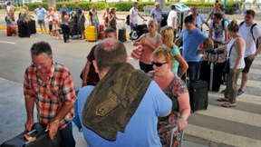 Briten fliegen Urlauber aus