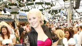 Sie stürzte sich gleich auf ihn