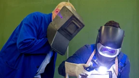 Azubis mit Dienstwagen