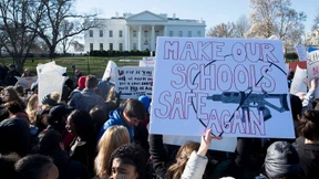 Amerikanische Schüler verlassen reihenweise den Unterricht