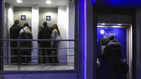 Griechen heben Rekordsumme ab