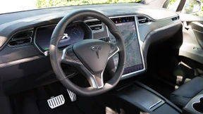 Behörde prüft Beschwerden über Tesla-Autos