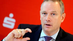 „Staat soll Zinsersparnis mit Geringverdienern teilen“