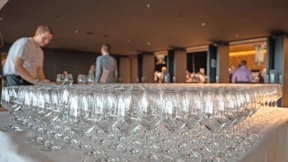 Schwimmende Bühne für das Rheinufer