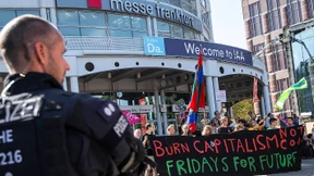 Klima-Demonstranten ziehen vor IAA-Gelände