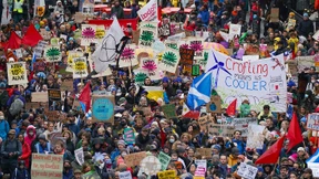 Zehntausende Demonstranten fordern härteres Vorgehen gegen Klimawandel