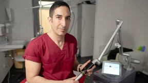 So fühlt es sich an, ein Hakenkreuz wegzulasern