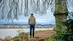 Wie ein junger Mann nach seinem Erzeuger sucht