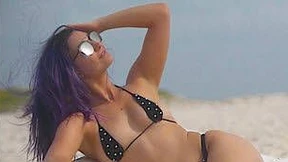 Ein Bikini-Model mit Beinprothese