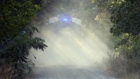 Mit Bergepanzern und Wasserwerfern gegen die Flammen
