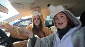 Kölner Narren feiern Karneval auch im Sitzen