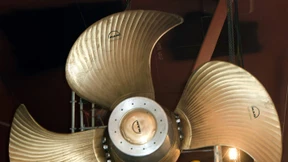 Mann gerät in Schiffsschraube von Sportboot