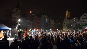 Rechtspopulistische Zeitschrift in Polizeifahrzeug