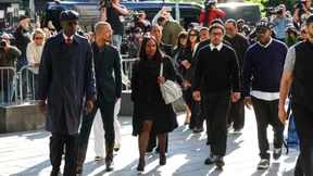 Im Video schlägt er auf eine Frau ein