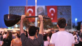Polizei hält Stellung auf dem Taksim-Platz