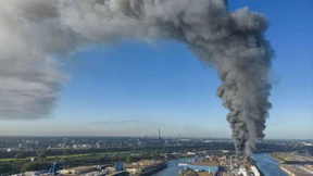 Feuer im Duisburger Hafen – große Rauchsäule über der Stadt