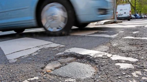 Schlaglöcher können per Hotline gemeldet werden