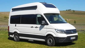 Ganz in Weiß mit einem Doppelbett