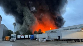 Lagerhalle in Berlin vollständig abgebrannt