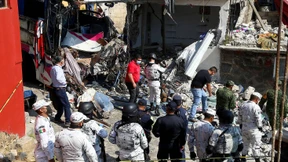 Bus kracht in Mexiko gegen Haus