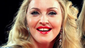 Hurra, sie behält die Kleidung am Leibe