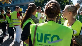 Flugbegleiter könnten ab Juli streiken