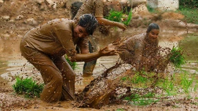 Schlammschlacht im Reisfeld