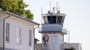 Fluglehrer muss Kleinflugzeug auf Acker notlanden