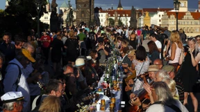 Prager veranstalten riesiges Brücken-Dinner
