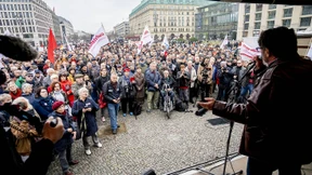 „Aufstehen“-Bewegung demonstriert in Hessen