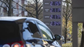 Wie hat sich der Benzinpreis kaufkraftbereinigt entwickelt?