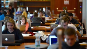 Lernende Schüler, genervte Studenten