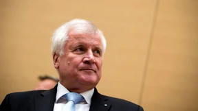 Seehofer will 2017 eines seiner Spitzenämter aufgeben