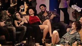 Da taucht die Kamera durchs milchige Blau