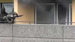 Einsatzkräfte mit brennbarer Flüssigkeit beworfen