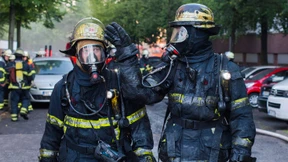 Feuerwehr kämpft gegen Großbrand – viele Verletzte