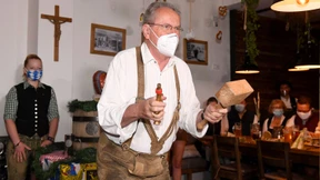 Ude zapft mit zwei Schlägen plus „Handvoll“ an