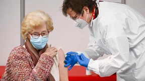 Warum so viele Menschen über 80 noch auf die Spritze warten